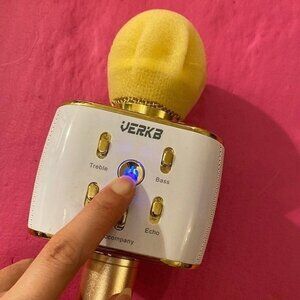 BLUETOOTH KARAOKE MICROPHONE MACHINE-LIKE NEW